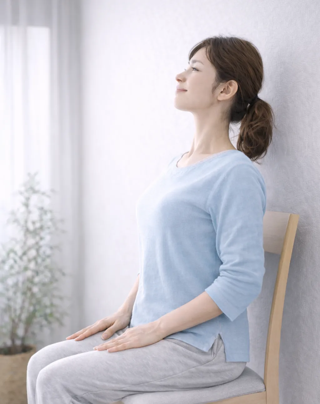 胸骨が1cm前に微笑むイメージ