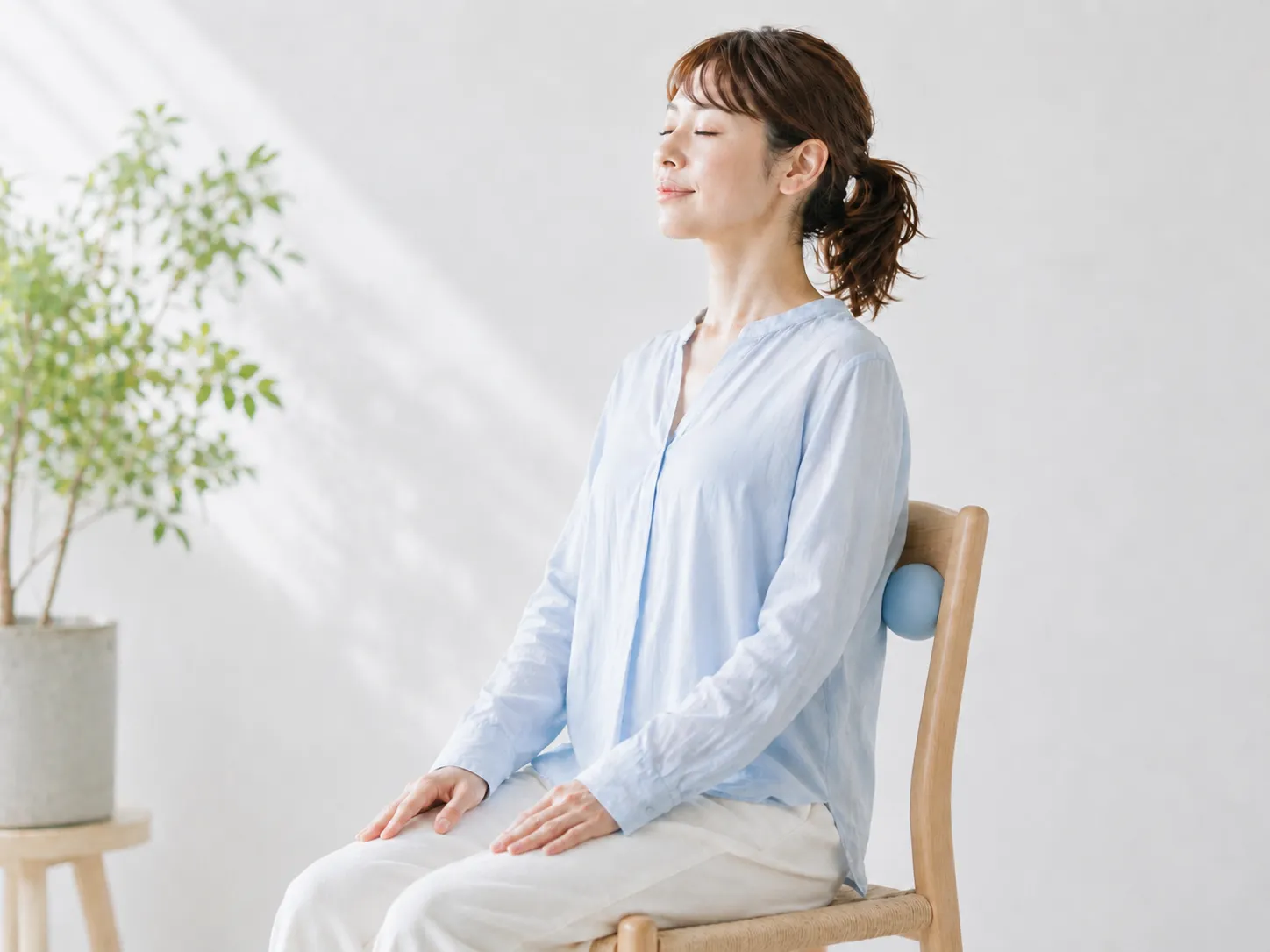 苦手側の背中にボールを当て、肋骨の左右差を整えながら呼吸するイメージ