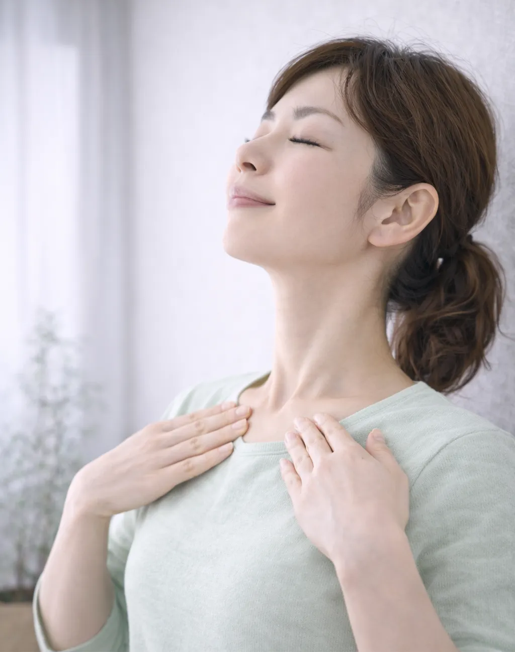 鎖骨の上と下をやさしく触れてほぐすイメージ