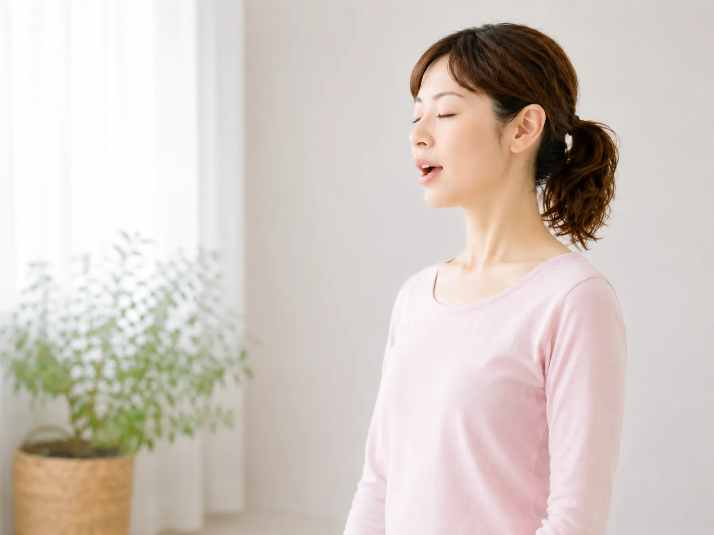 喉の位置に余裕が生まれ、高い声への移行がなめらかになるイメージ