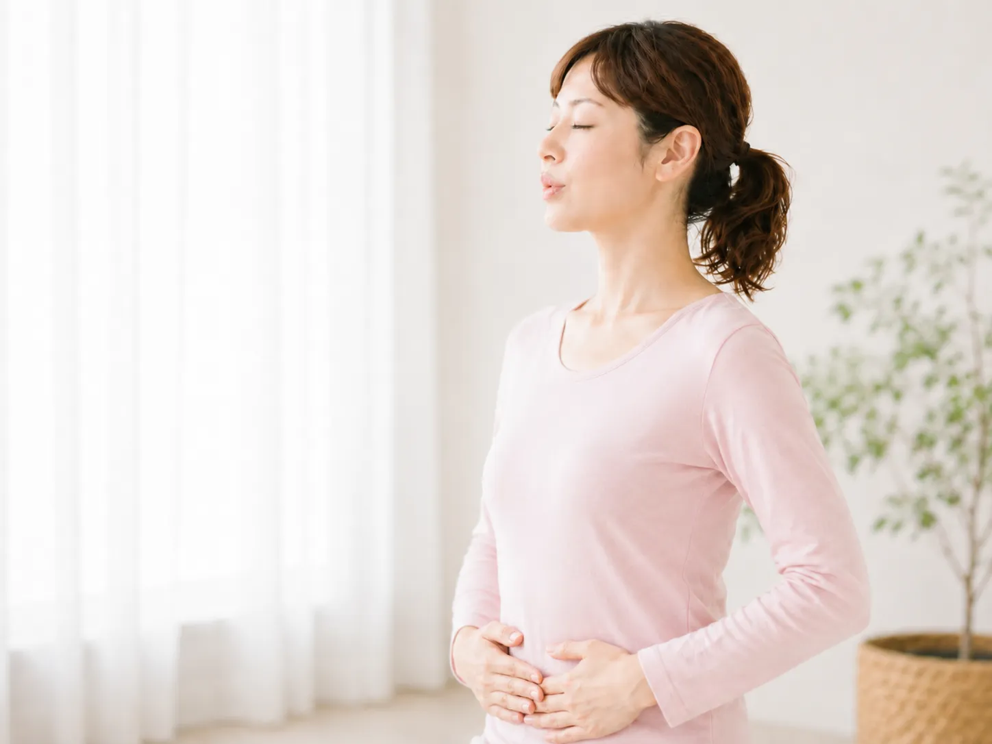 吐く息とともに下部肋骨が内へ戻り、体が落ち着いていくイメージ