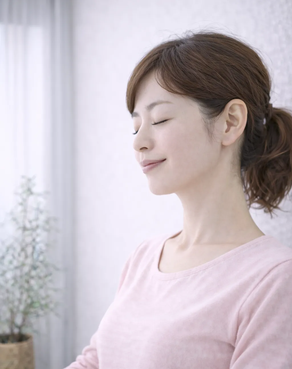 あごを引きすぎないように注意しながら、うなずき1度の微頷きのイメージ