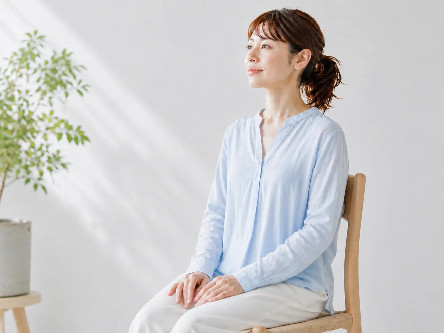 話す前に耳を澄ませて呼吸を落ち着かせているイメージ