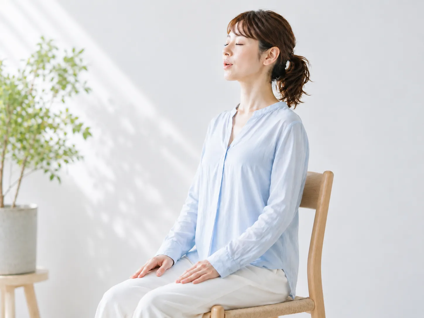 背骨を縦に長く保ちながら胸郭の余白を感じて呼吸しているイメージ