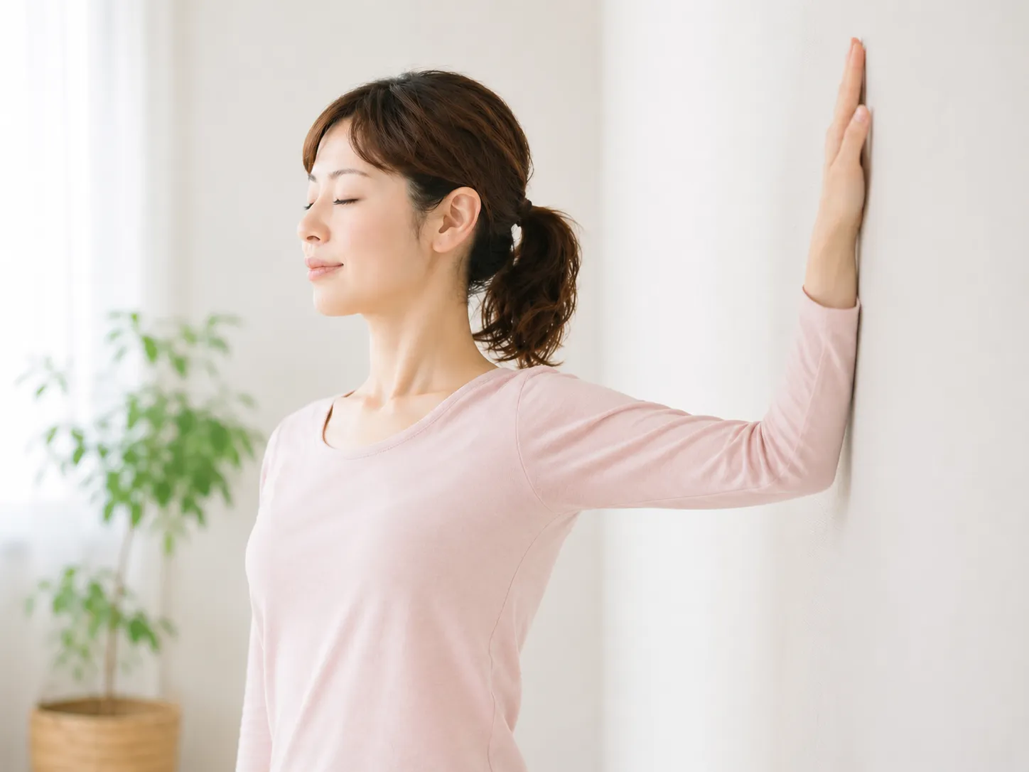 壁に沿って腕を上下し、脇の力みをほどいて呼吸を広げるイメージ