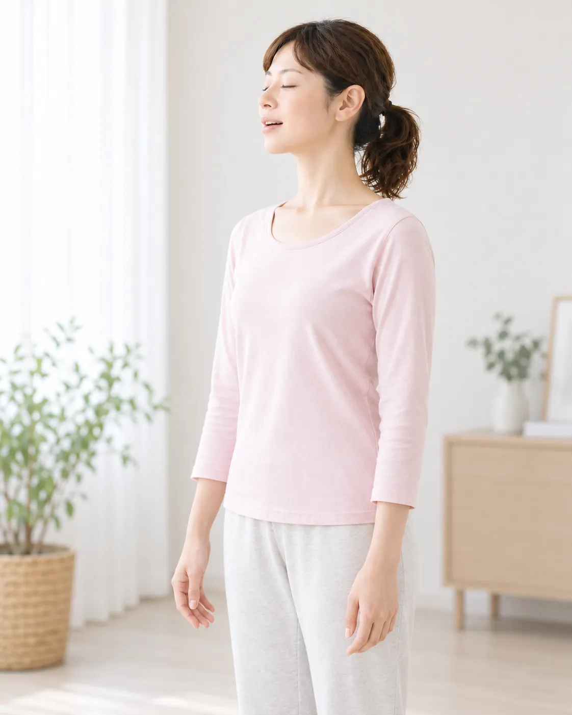 両腕を自然にぶら下げ、肘の重さを床へ預けながら肩と首の力を抜いているイメージ