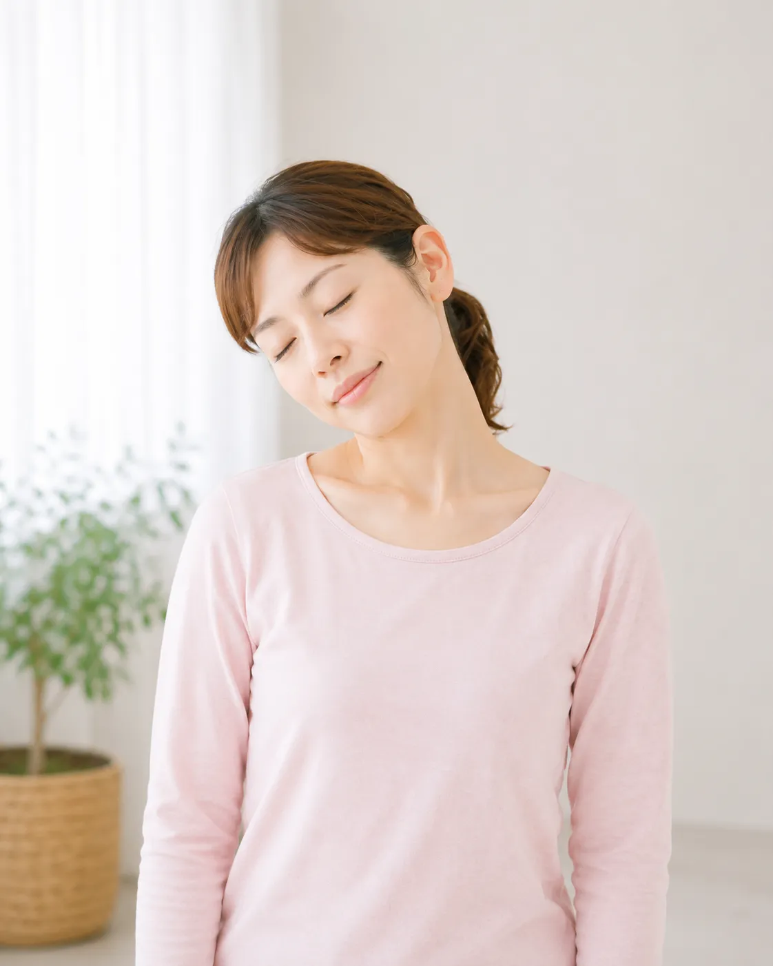 顎を動かさず耳を肩へ近づけるように首をやさしく側屈しているイメージ