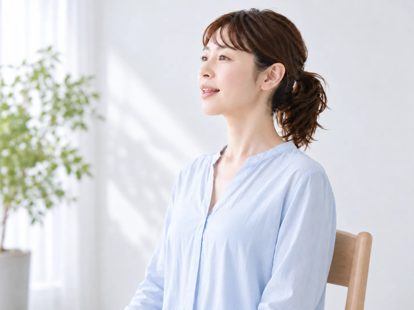 舌先を上前歯の裏の歯茎へそっと置き、喉の奥をゆるめながら発声しているイメージ