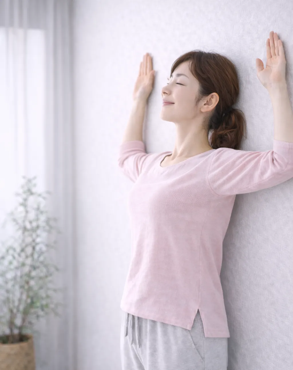 腕を「W」の形にして腕をゆっくり上げ下げするイメージ