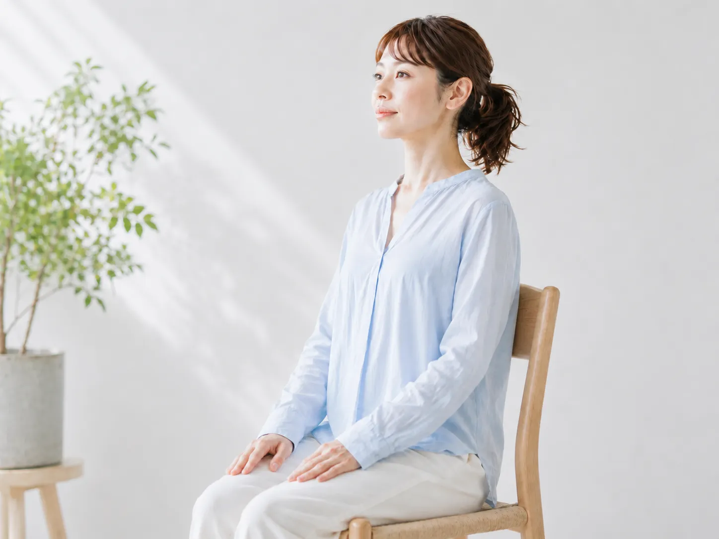遠くへ目線をやわらかく流しながら声の緊張をほどくイメージ